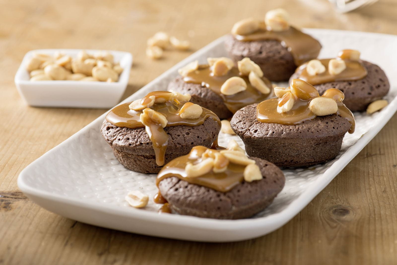 recipe image Mini-Brownies mit Erdnüssen und Karamell