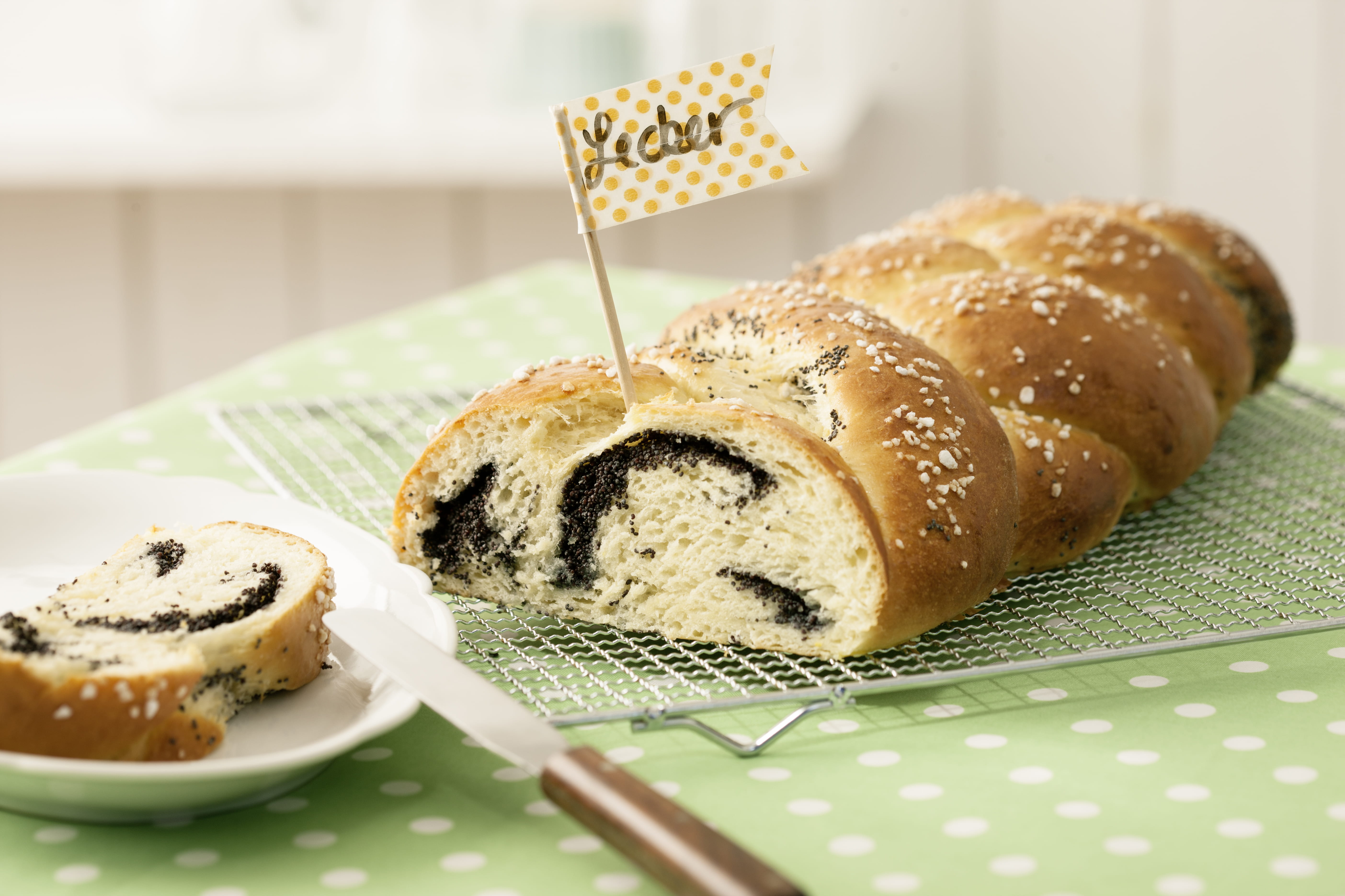 Hefezopf mit Mohnfüllung | Sanella