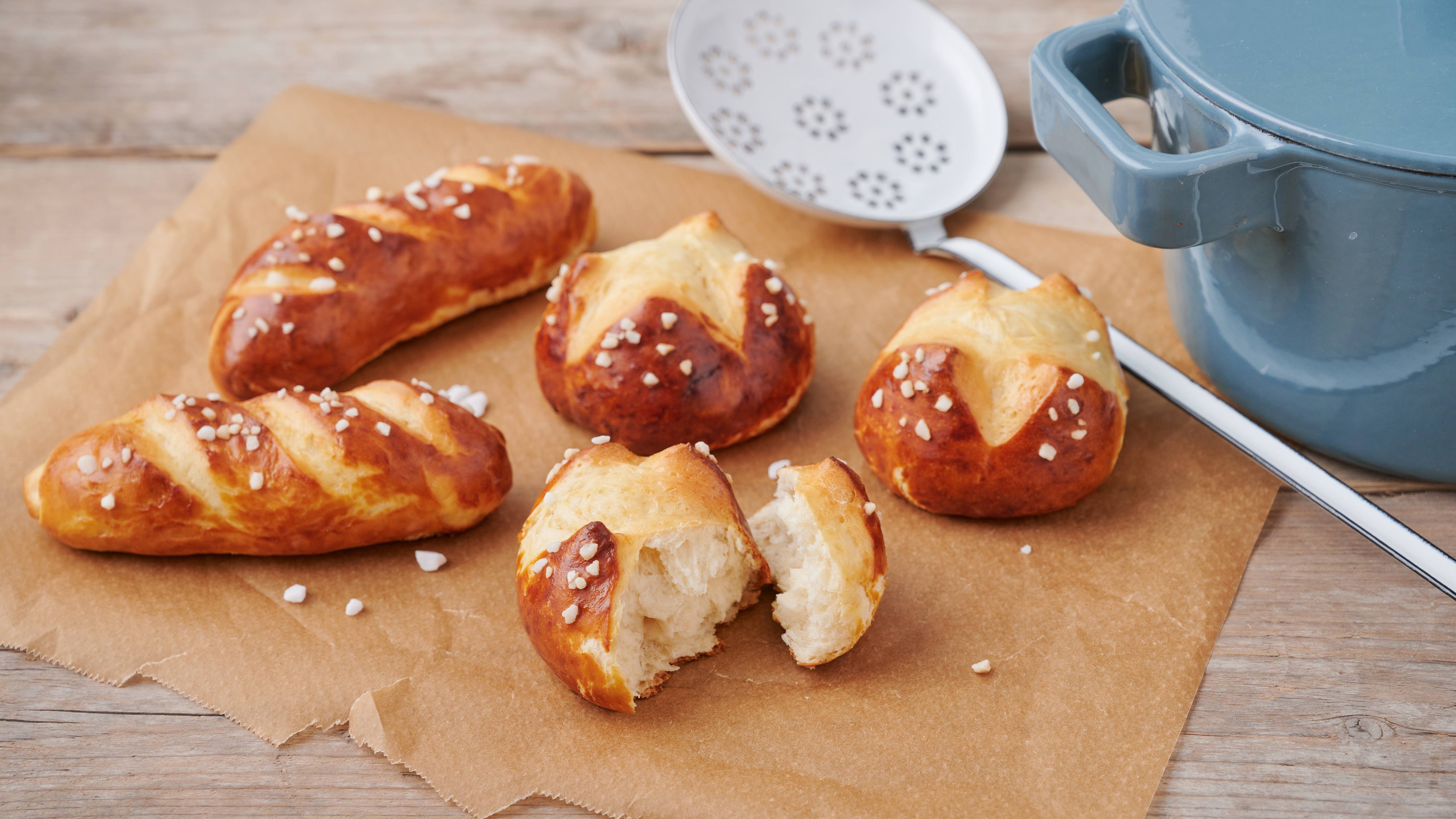 recipe image Laugenbrötchen und Laugenstangen
