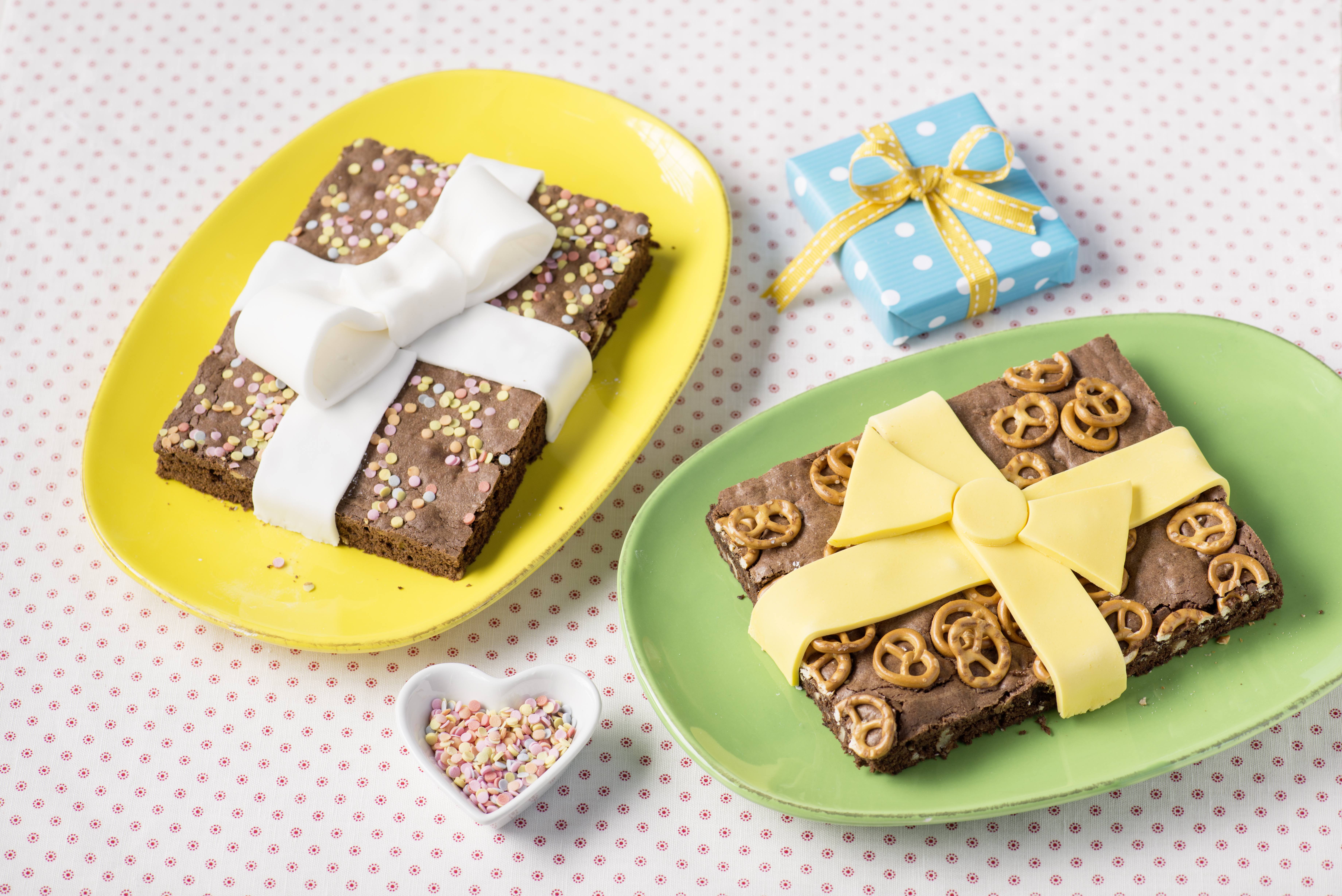 recipe image Geschenkpäckchen-Brownies mit Schleifen aus Fondant