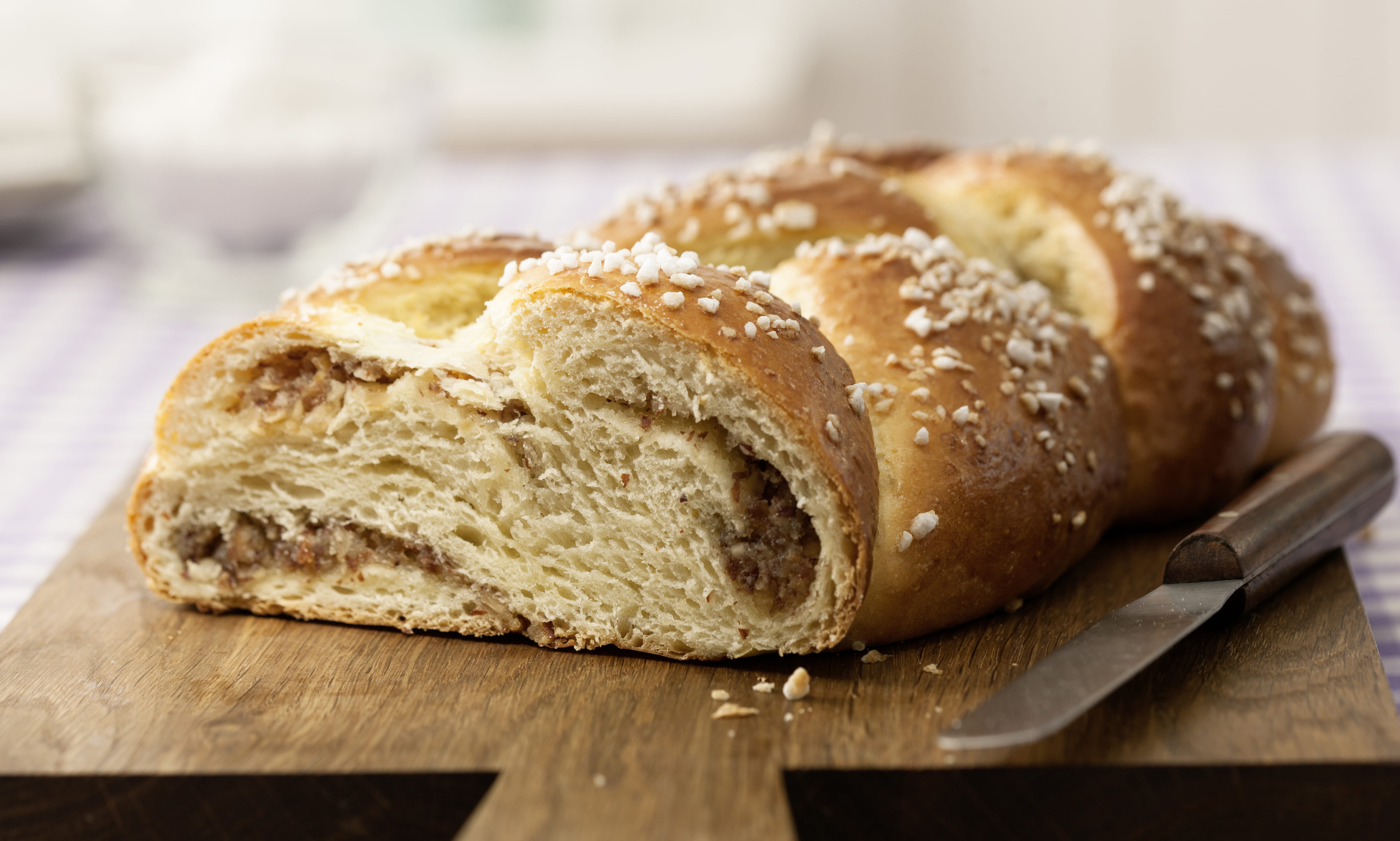 Hefezopf mit Nussfüllung