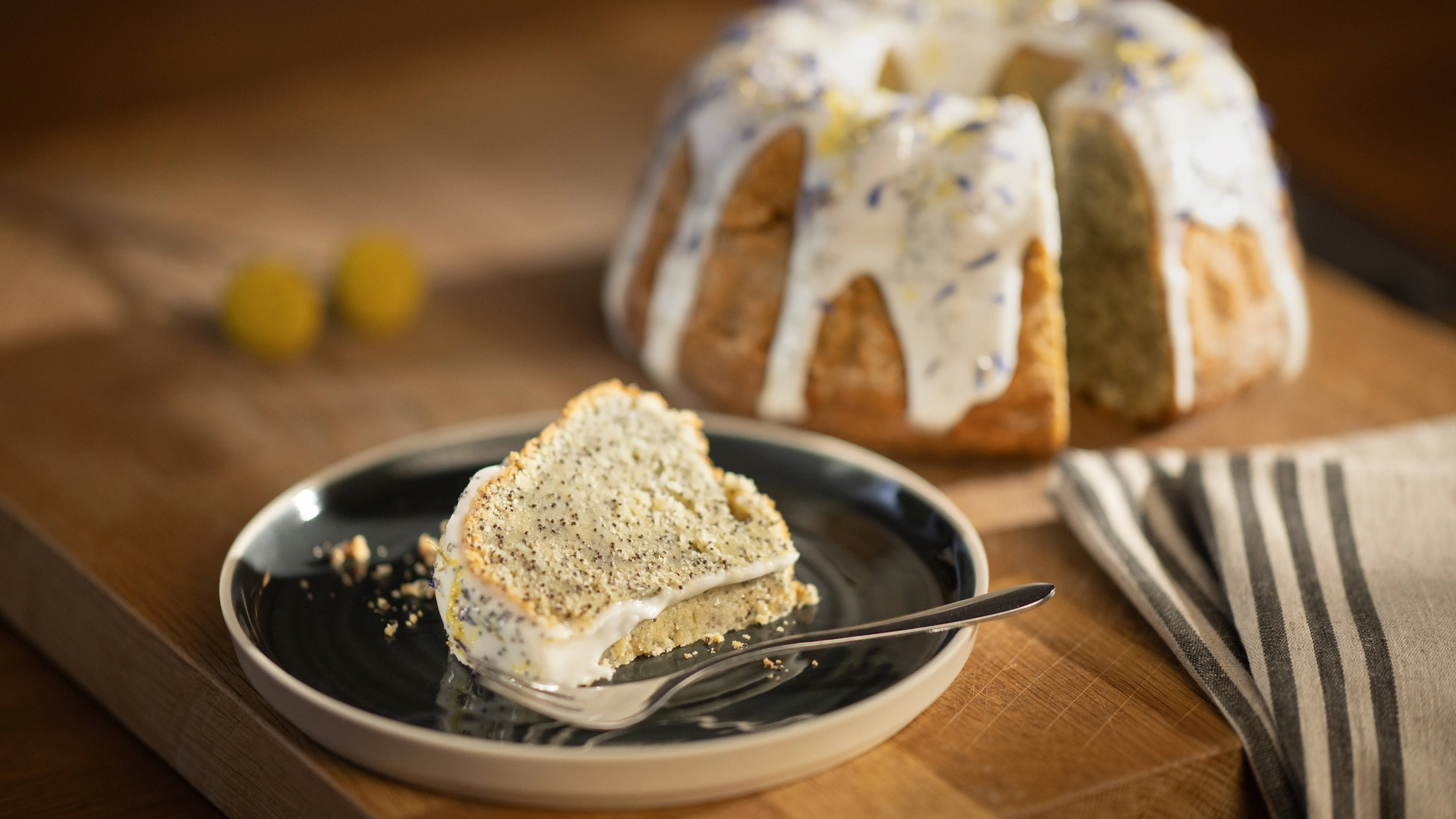 recipe image Zitronen-Gugelhupf mit Mohn