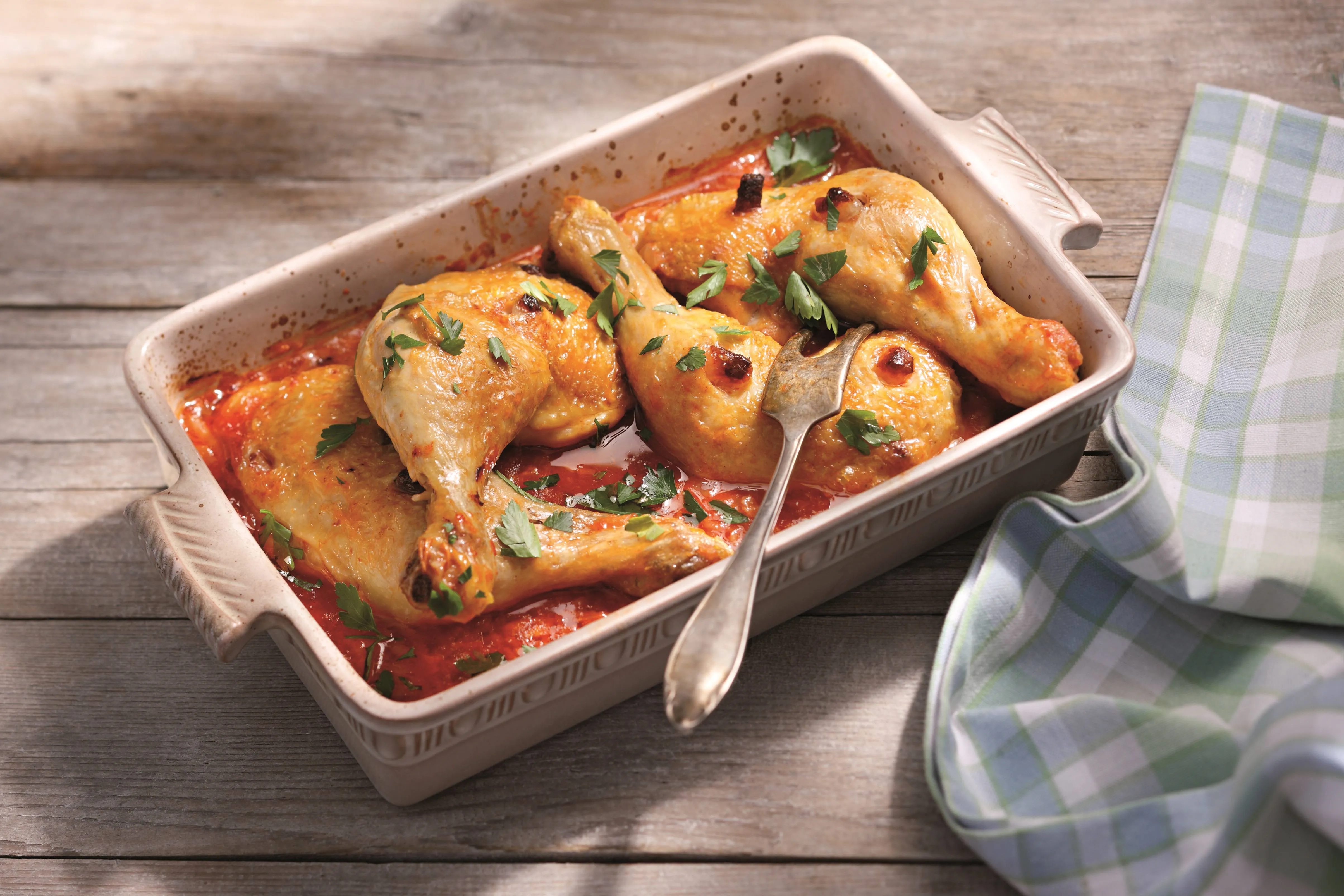 recipe image Hühnerkeulen mit Schmortomaten und Kartoffeln